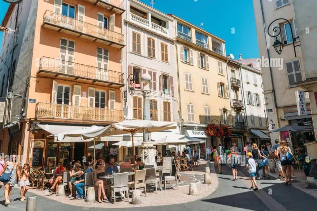 Studio En Plein Coeur Du Vieil Antibes, Vue Sur Place Romantique Exteriör bild