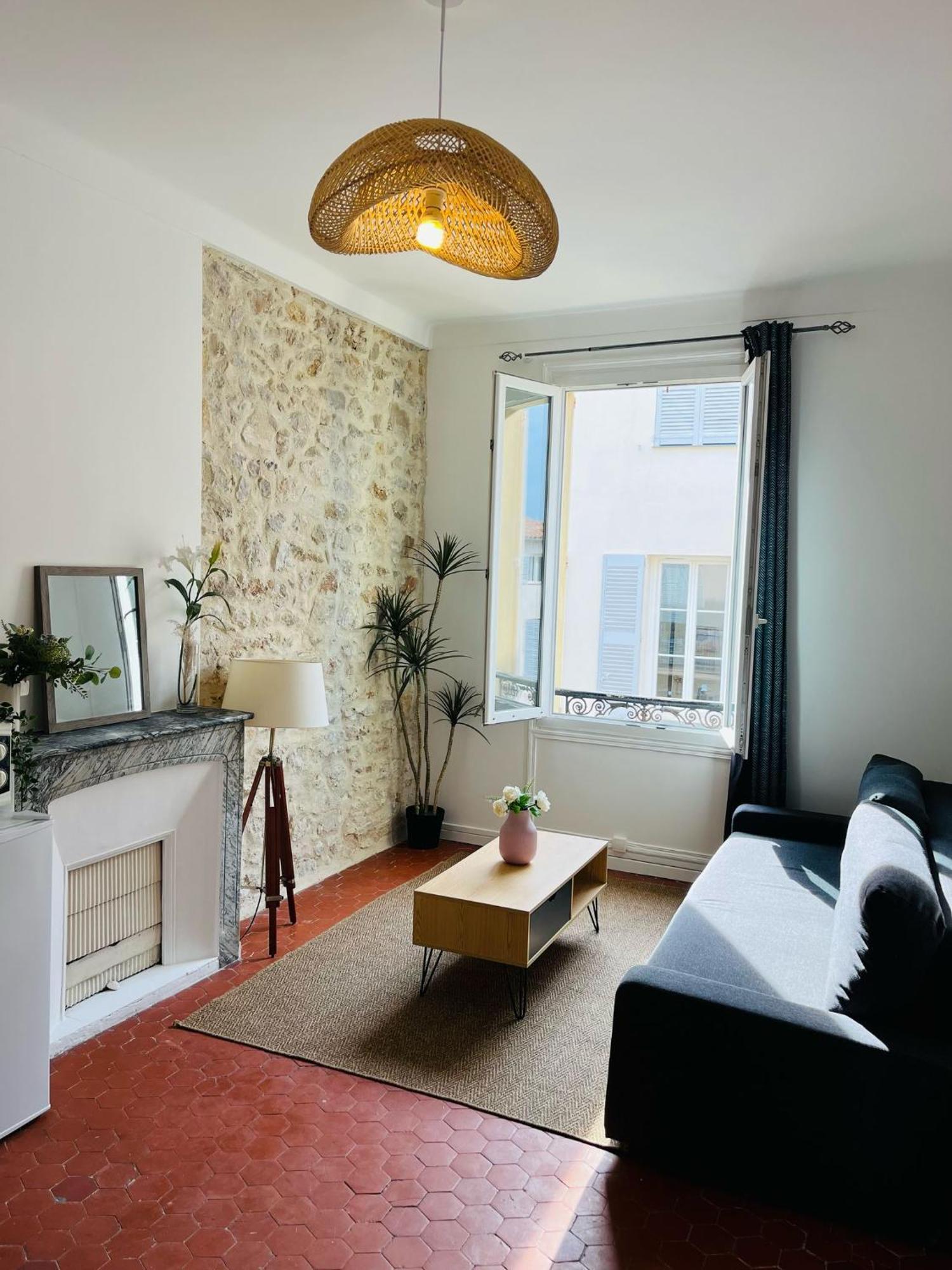 Studio En Plein Coeur Du Vieil Antibes, Vue Sur Place Romantique Exteriör bild