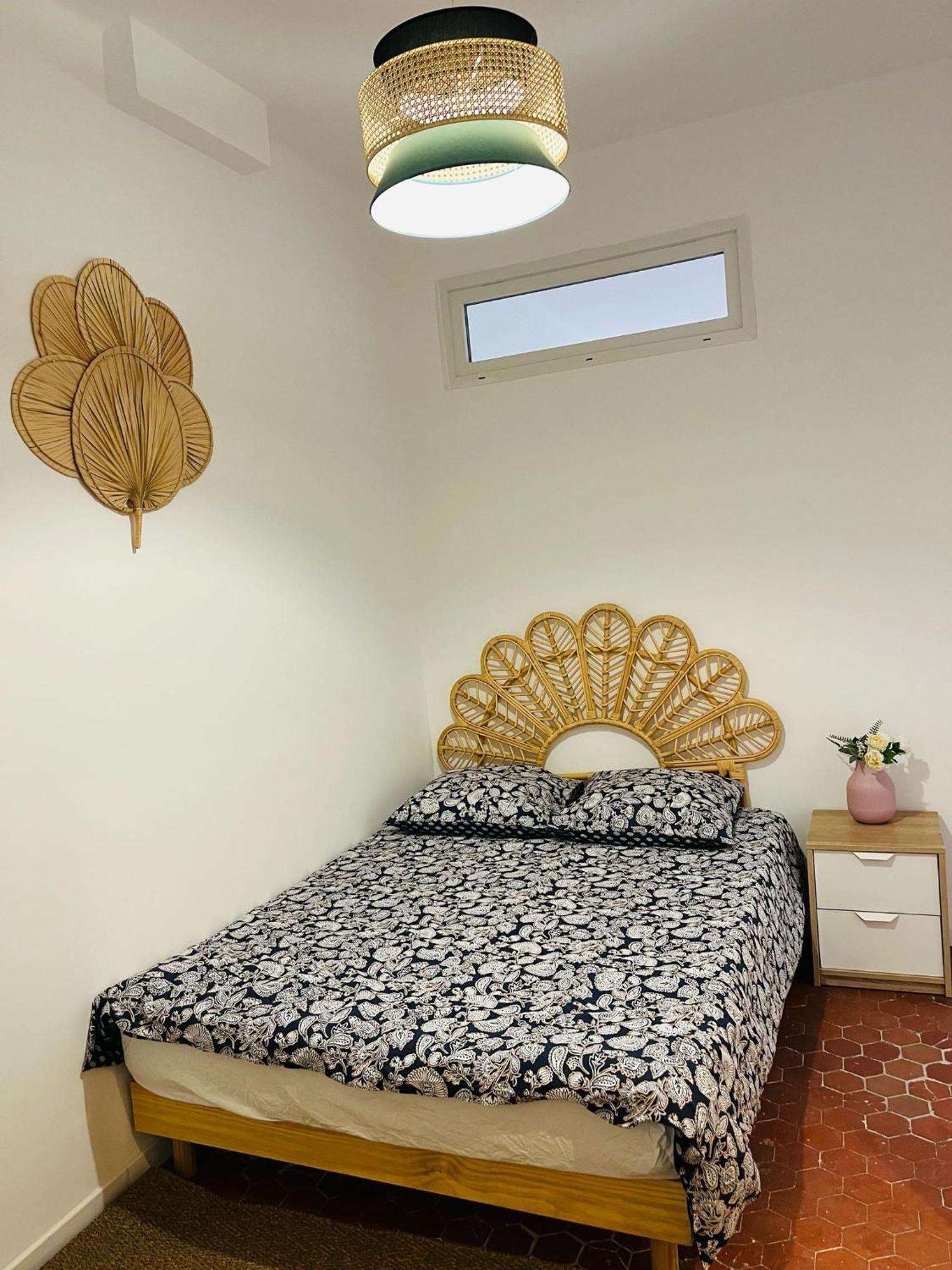Studio En Plein Coeur Du Vieil Antibes, Vue Sur Place Romantique Exteriör bild