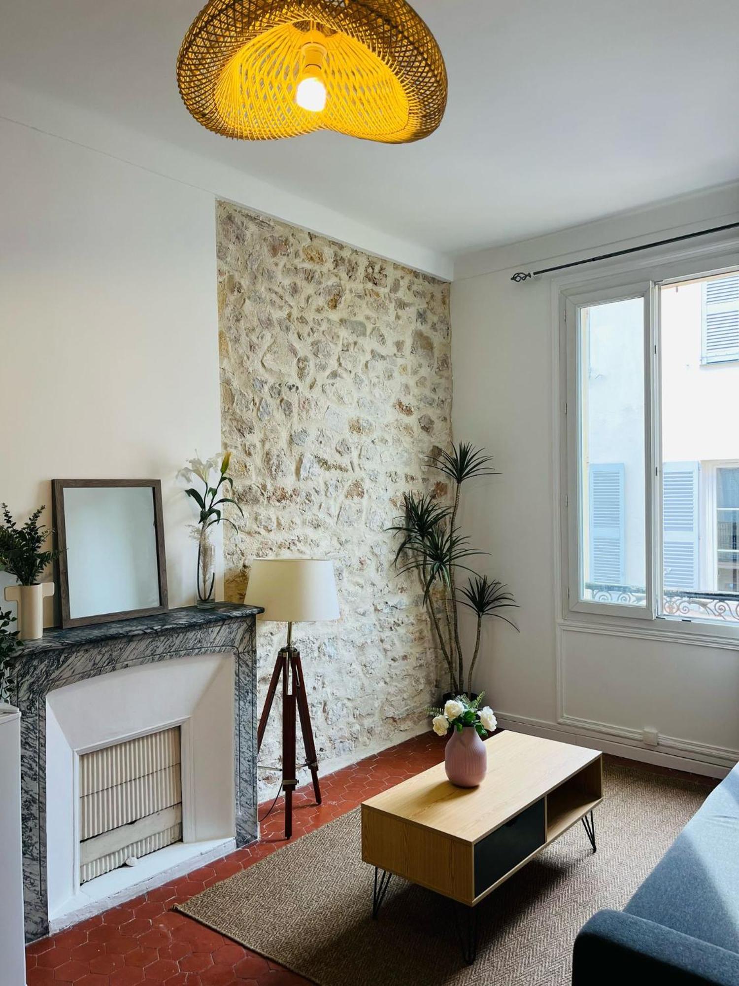 Studio En Plein Coeur Du Vieil Antibes, Vue Sur Place Romantique Exteriör bild